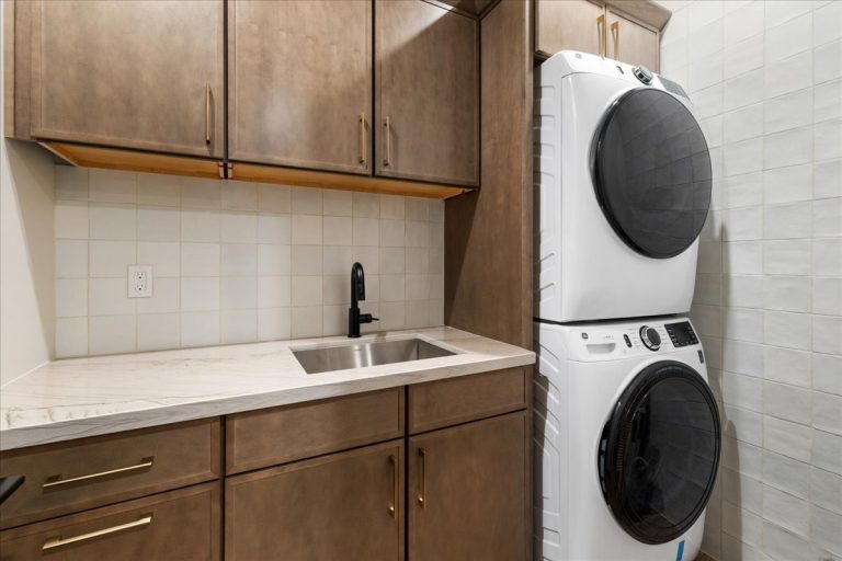 046-Laundry - 5605 Meridian Ct