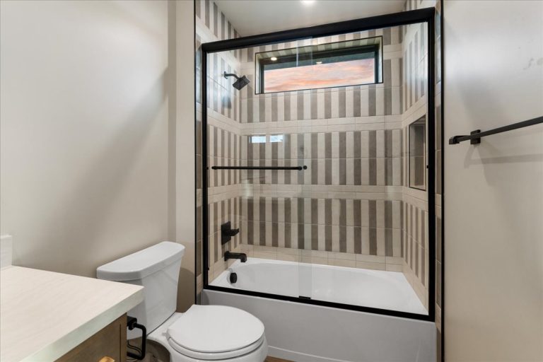 041-Bathroom 2 - 5605 Meridian Ct