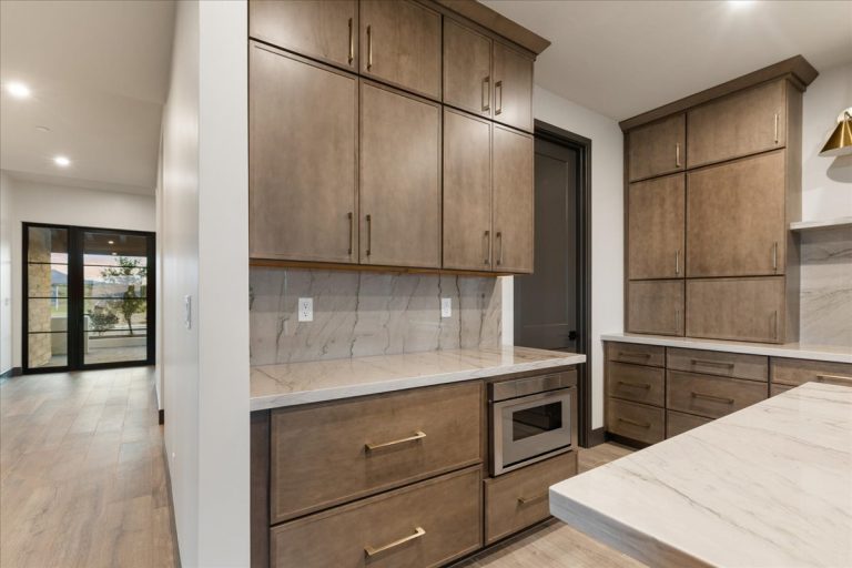 022-Kitchen - 5605 Meridian Ct