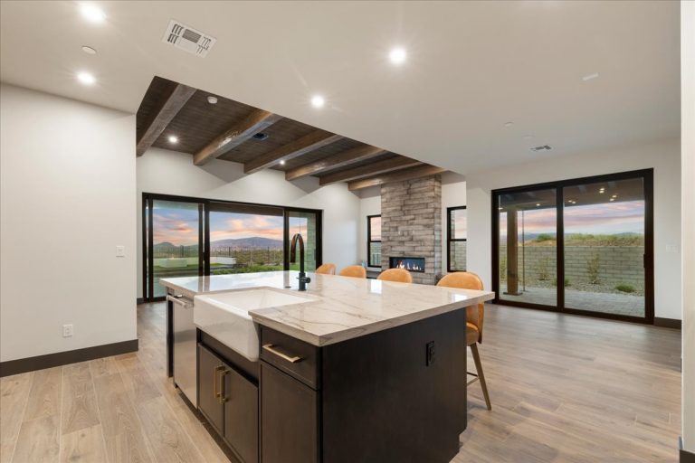 020-Kitchen - 5605 Meridian Ct