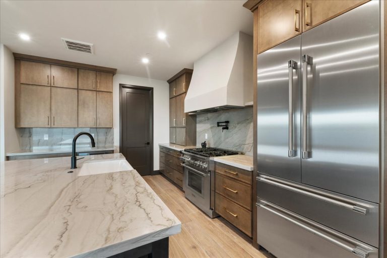 025-Kitchen - 5605 Meridian Ct