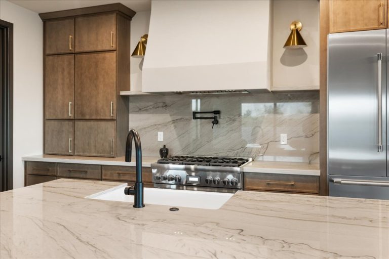 023-Kitchen - 5605 Meridian Ct