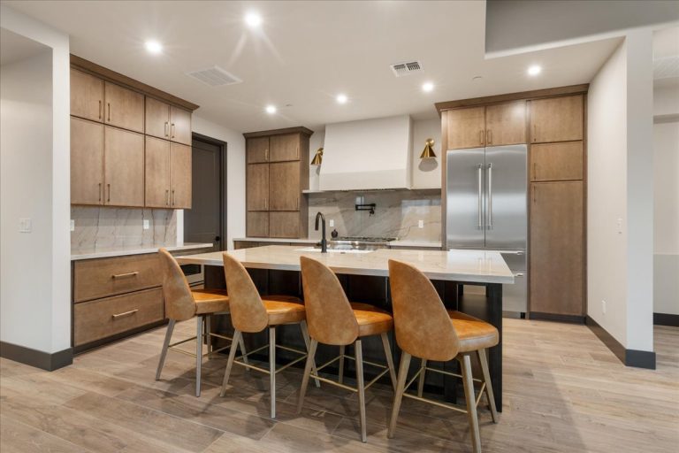 016-Kitchen - 5605 Meridian Ct