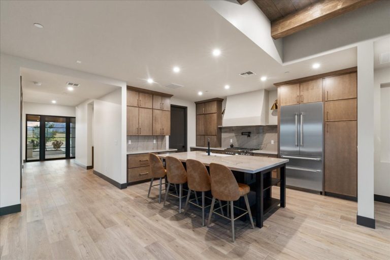 017-Kitchen - 5605 Meridian Ct