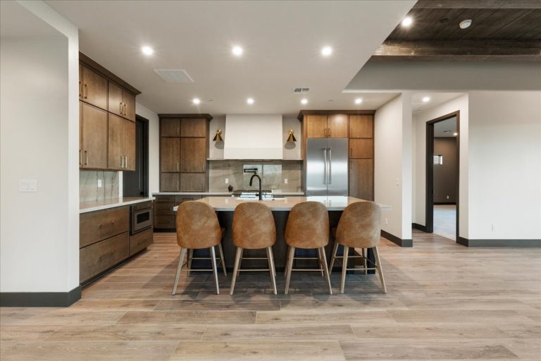 014-Kitchen - 5605 Meridian Ct