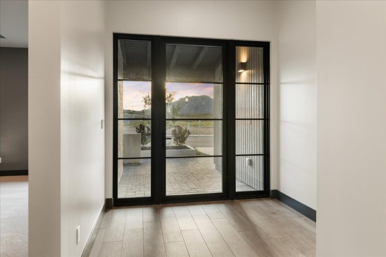 003-Foyer - 5605 Meridian Ct